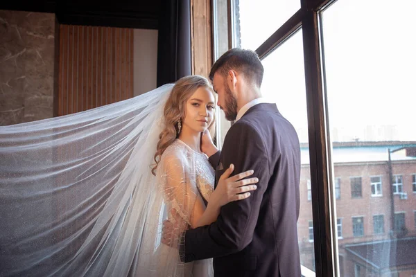 Belo Jovem Casal Noivo Noiva Casamento Moderno Interior Escuro — Fotografia de Stock