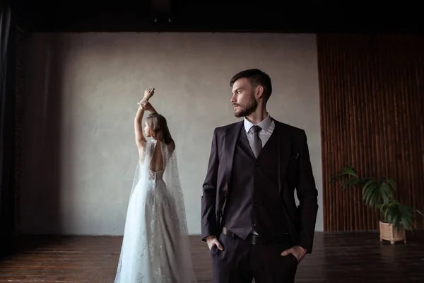 Jovem Noivo Noiva Par Elegante Belo Interior Loft — Fotografia de Stock
