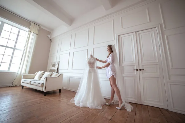 Manhã Noiva Uma Menina Manto Branco Véu Fica Lado Vestido — Fotografia de Stock