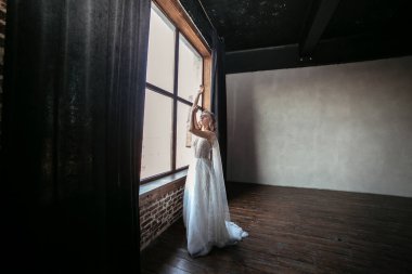 Genç ve güzel bir gelin. İçi karanlık bir sarışın..