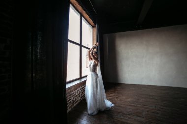 Genç ve güzel bir gelin. İçi karanlık bir sarışın..