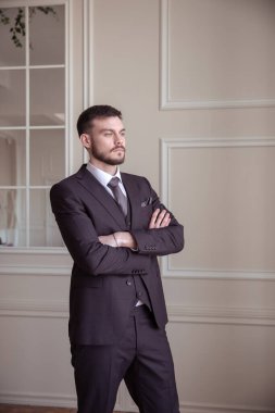 Sakallı, esmer bir mankeni olan güzel bir genç adam. Klasik takım elbiseli, şık bir iç giysisi olan adam. portre