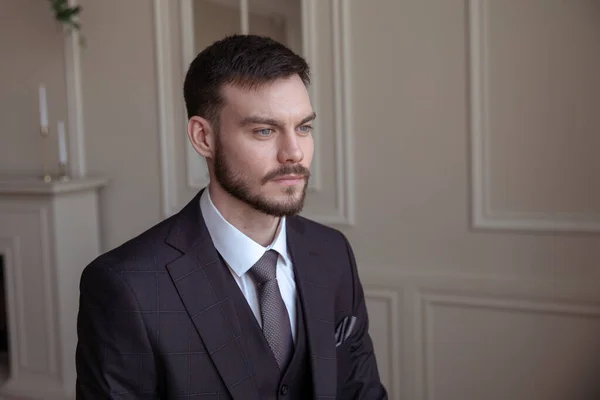 Retrato Jovem Brutal Com Barba Negócios Sucesso — Fotografia de Stock