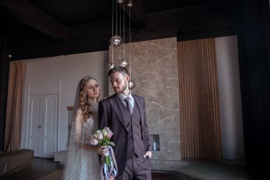 Güzel genç bir çift. Damat ve gelin. Modern bir düğün. karanlık iç mekan.