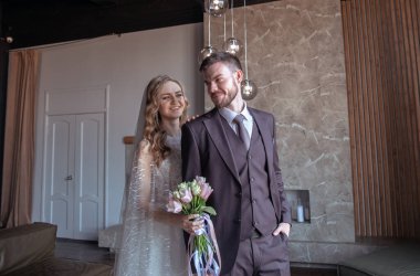 Güzel genç bir çift. Damat ve gelin. Modern bir düğün. karanlık iç mekan.