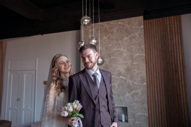 Güzel genç bir çift. Damat ve gelin. Modern bir düğün. karanlık iç mekan.