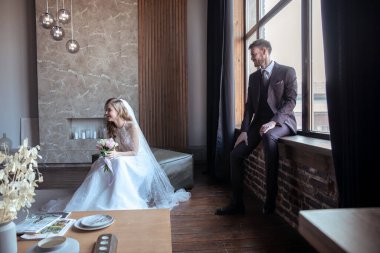 Güzel genç bir çift. Damat ve gelin. Modern bir düğün. karanlık iç mekan.