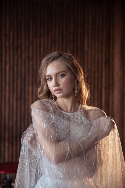 Genç ve güzel bir gelin. İçi karanlık bir sarışın..