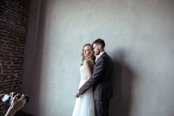 Belo Jovem Casal Noivo Noiva Casamento Moderno Interior Escuro — Fotografia de Stock