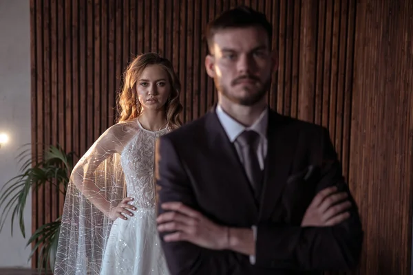 Güzel Genç Bir Çift Damat Gelin Modern Bir Düğün Karanlık Telifsiz Stok Fotoğraflar