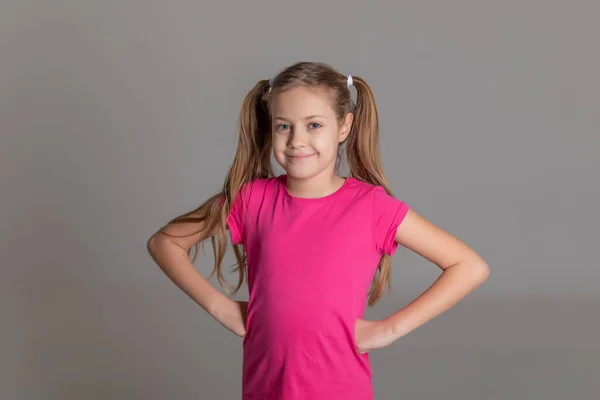 Pembe Tişörtlü Güzel Mutlu Bir Kızın Portresi Boşluğu Kopyala Stok Fotoğraf