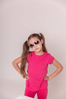 Güneş gözlüklü güzel kız. Çocuk gözlüğü reklamı. Boşluğu kopyala