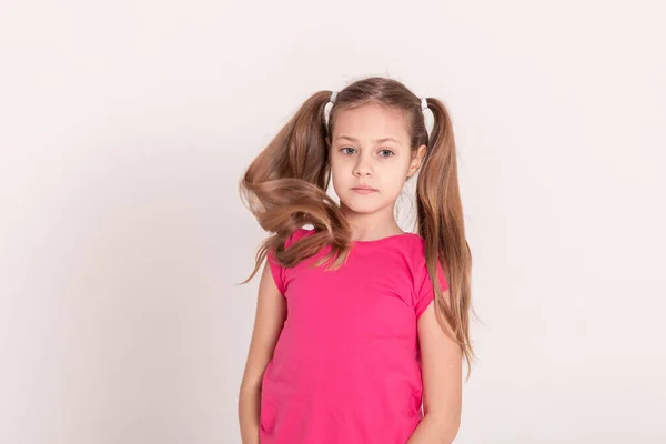 Ett Lyckligt Barn Med Vit Bakgrund Tjej Rosa Shirt Och — Stockfoto