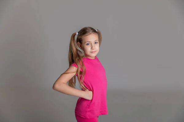 Porträtt Vacker Lycklig Flicka Med Svansar Rosa Shirt Kopiera Utrymme — Stockfoto