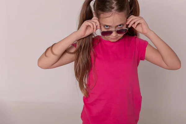 Krásná Dívka Slunečních Brýlích Reklamu Dětské Brýle Kopírovat Prostor Stock Obrázky