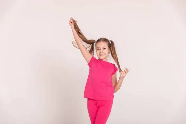 Szczęśliwe Dziecko Białym Tle Dziewczyna Różowej Koszulce Spodniach Dziewczyna Ogonami — Zdjęcie stockowe