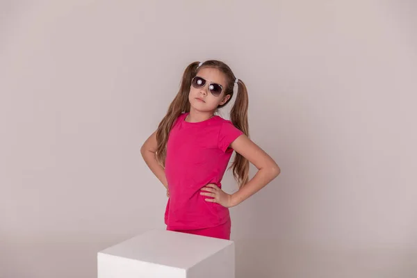 Vacker Flicka Solglasögon Reklam För Barnglasögon Kopiera Utrymme — Stockfoto