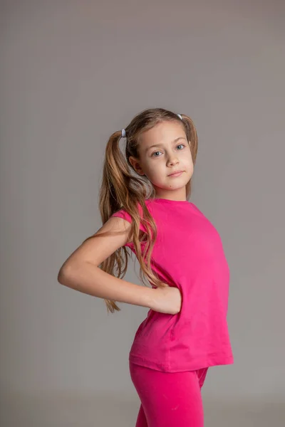 Porträtt Vacker Lycklig Flicka Med Svansar Rosa Shirt Kopiera Utrymme — Stockfoto