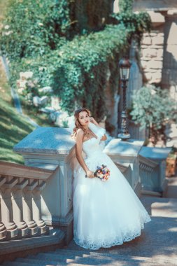 Merdivenlerde güzel gelin