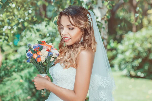 Ritratto di sposa con bouquet — Foto Stock