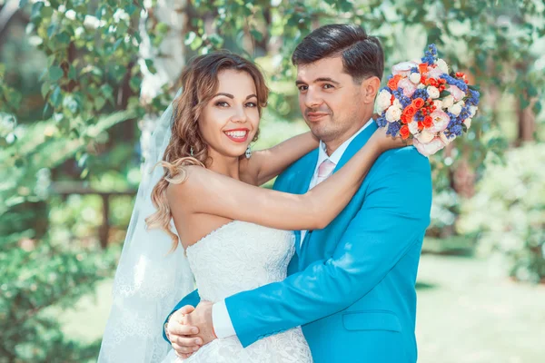 Feliz jovem casal — Fotografia de Stock