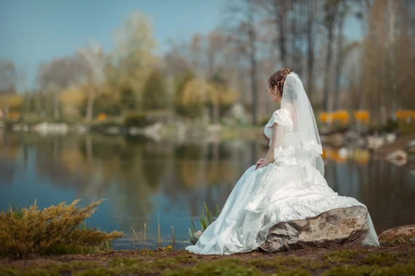 Nevěsta na břehu jezera — Stock fotografie