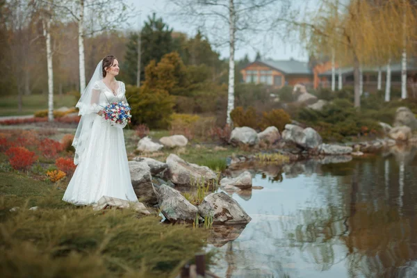 Gelin göl kıyısında