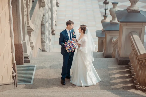 Recién casados de pie en las escaleras — Foto de Stock