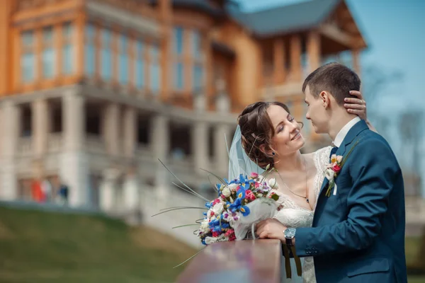 Portrait of bride and groom — Stock Photo, Image