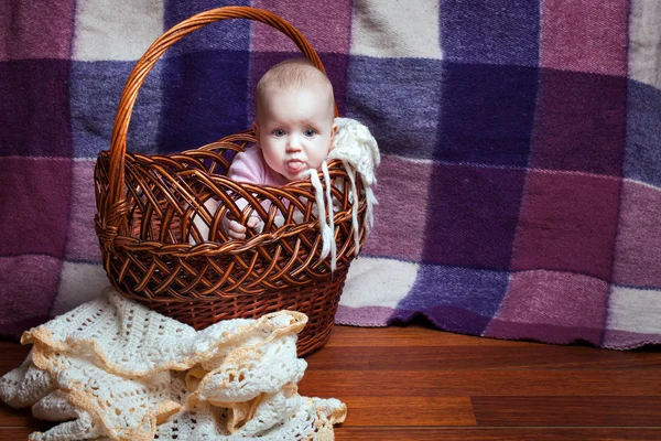 Entzückendes Baby im Korb — Stockfoto