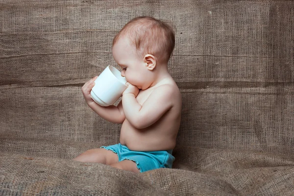 Niño con una taza — Foto de Stock