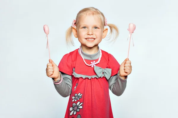 Criança com corações de brinquedo — Fotografia de Stock