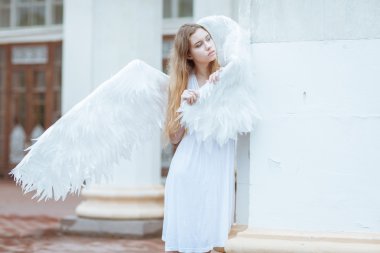 angel wings ile genç kadın