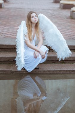 Suya yakın kanatlı kız