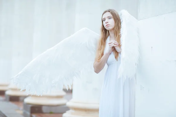 Chica en un vestido blanco con alas —  Fotos de Stock