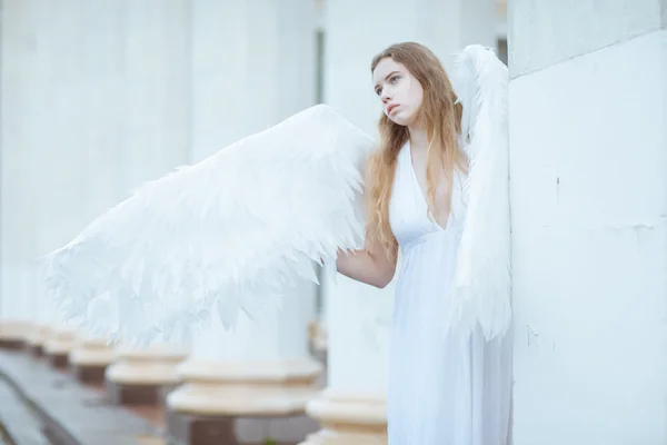 Meisje met engelenvleugels — Stockfoto