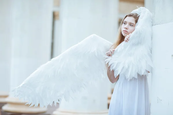 Hermosa chica en un vestido blanco con alas —  Fotos de Stock