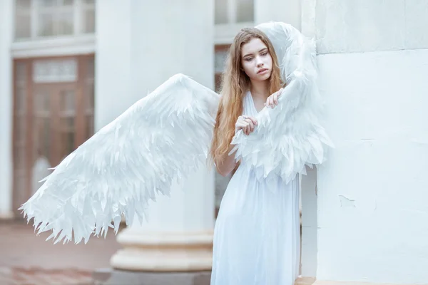 Mujer joven con alas blancas — Foto de Stock