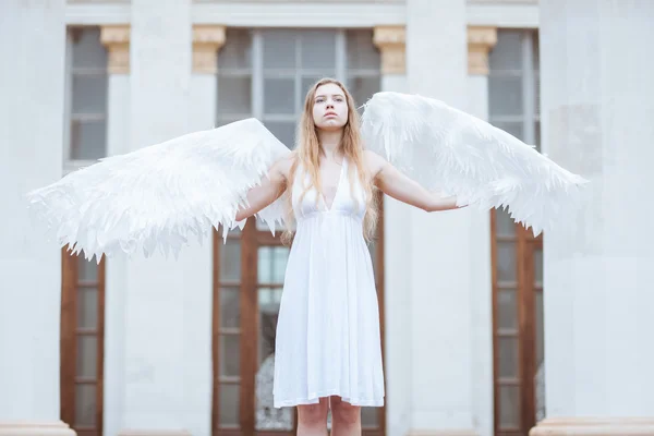 Mulher atraente com asas de anjo — Fotografia de Stock