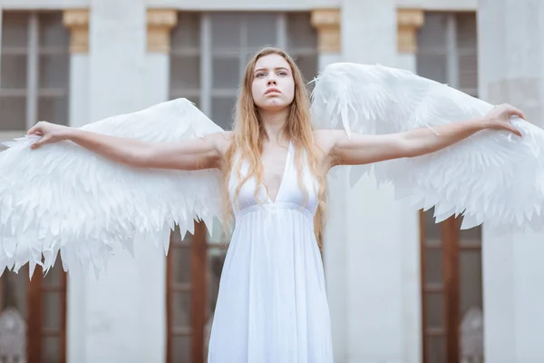 Anioł rozszerzy swoje skrzydła — Zdjęcie stockowe