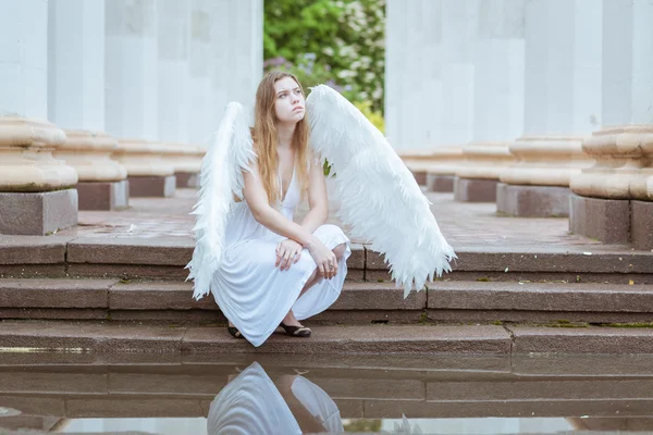 Portret van een meisje met vleugels — Stockfoto