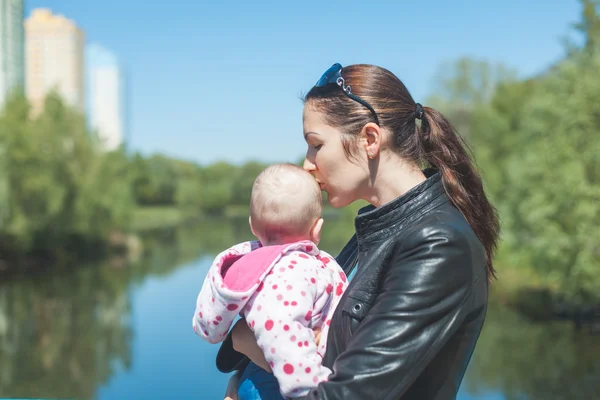 Mutter und ihre kleine Tochter — Stockfoto