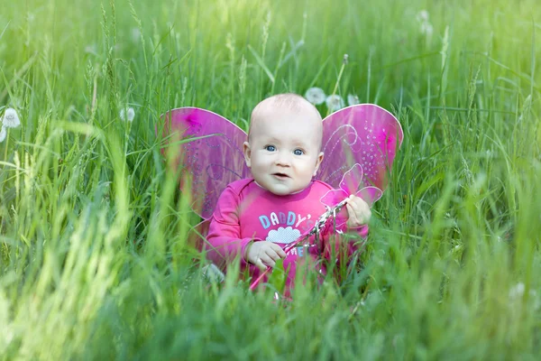 Menina bebê com asas rosa — Fotografia de Stock