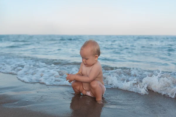 Baby girl playing on the beach — Stock Photo, Image