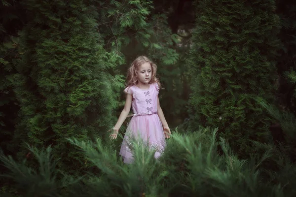 Süßes Mädchen Rosa Kleid Steht Märchenwald — Stockfoto