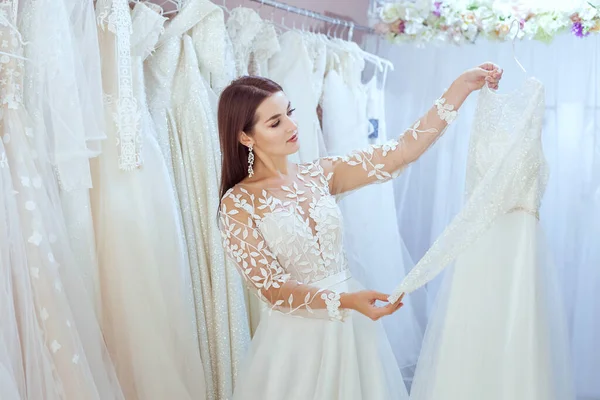 Belle Mariée Essayant Des Robes Dans Une Boutique Mariage — Photo