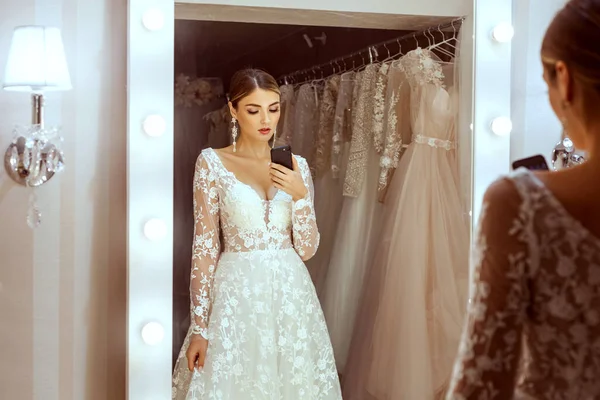Portrét Mladé Nevěsty Svatebním Butiku Vyfotila Zrcadle Telefonu — Stock fotografie