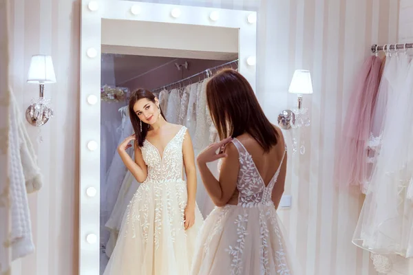 Jovem Mulher Vestido Noiva Fica Espelho — Fotografia de Stock