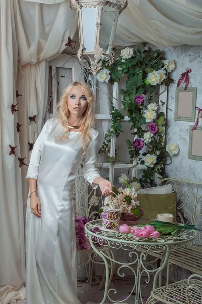 Beleza no quarto com flores — Fotografia de Stock