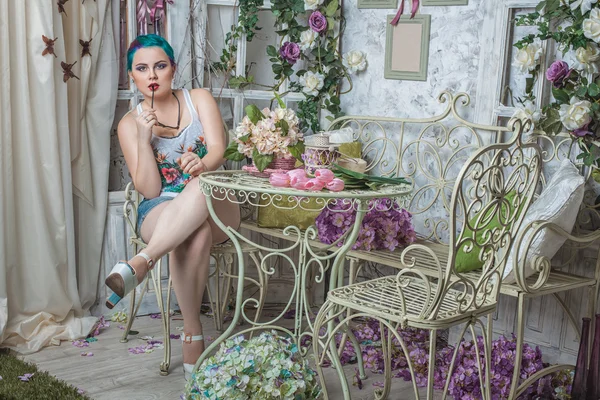 Menina com cabelos coloridos na sala . — Fotografia de Stock